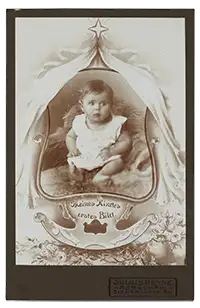 Foto eines Babys mit ornamentalem Rahmen