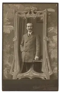 Porträt eines Mannes mit ornamentalem Rahmen