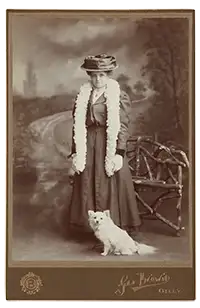Frau mit Pelzschal und kleinem Hund