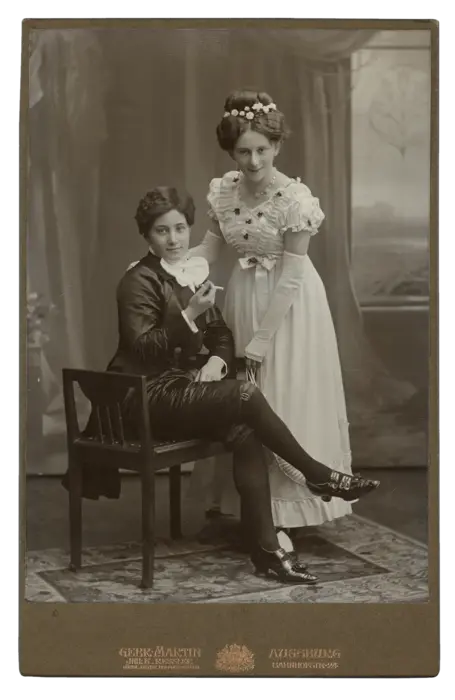 Foto von zwei Mädchen, eines rauchend auf einem Stuhl sitzend