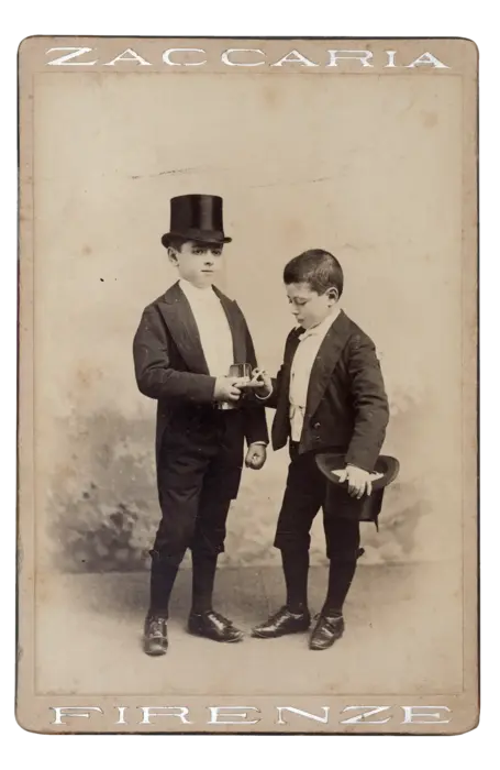 Foto von zwei elegant gekleideten Jungen