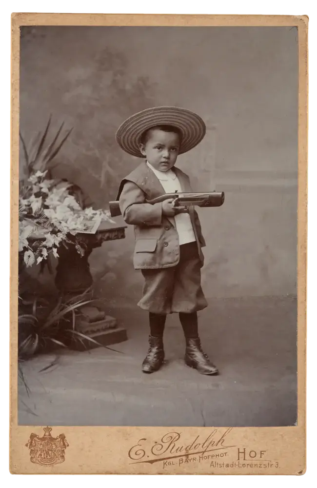 Junge mit Spielzeug-Gewehr