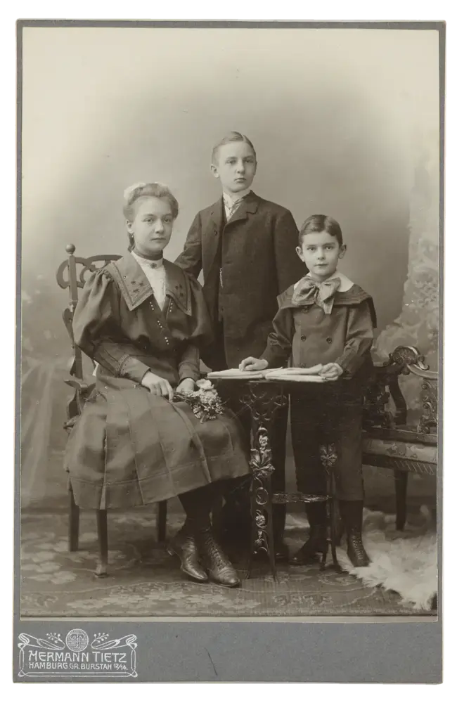 Gruppenfoto von einem Mädchen und zwei Jungen