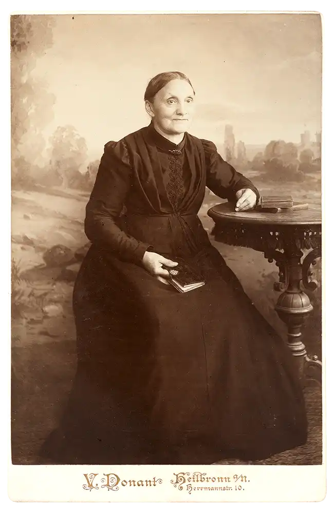 Foto von einer Frau, die an einem Tisch sitzt